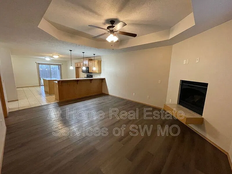3 bed, 2.0 bath, 1252 sqft, $1,380 — Photo 2