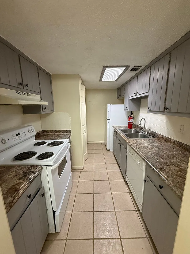 Move In Special Beautiful 3 Bedroom Apartment — Photo 2
