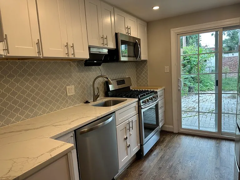 330 E St SE — Photo 14