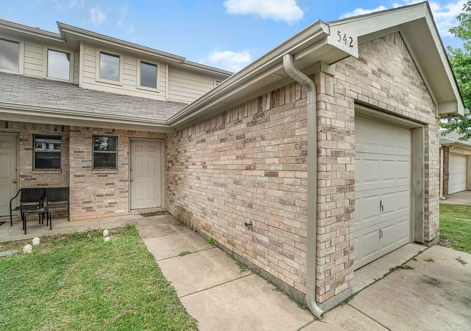 Beautiful two story townhome, crown molding, granite countertops, stained cabinets and carpeting ... — Photo 1