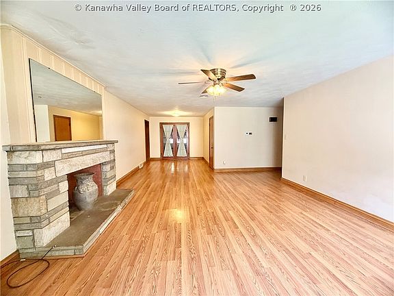 3rd image of 870 Vine St