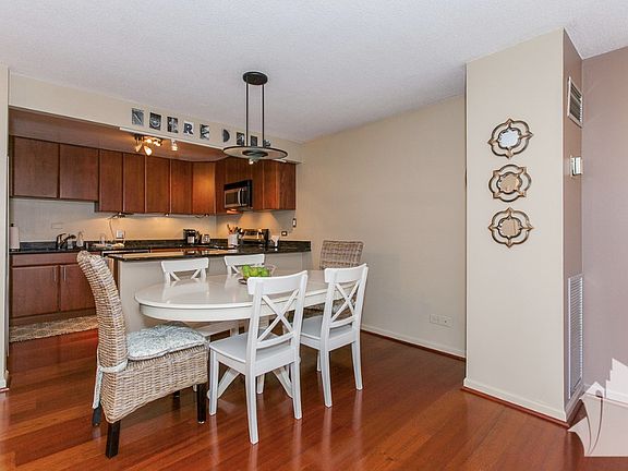 3rd image of 1415 N Dearborn St APT 21C