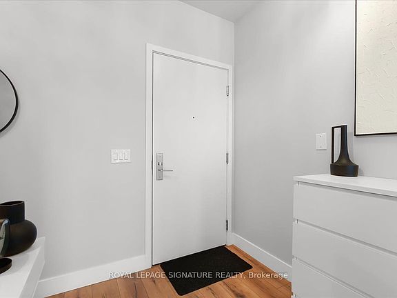 5th image of 39 Sherbourne St #908