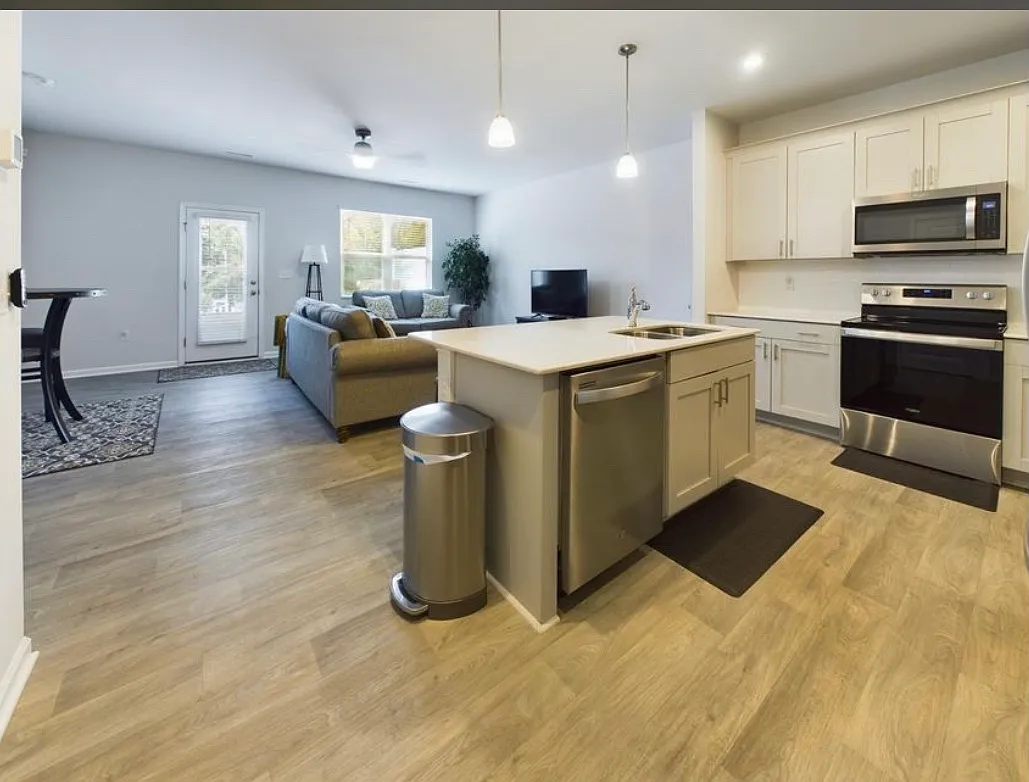 3 bed, 2.5 bath, 1652 sqft, $1,800 — Photo 2