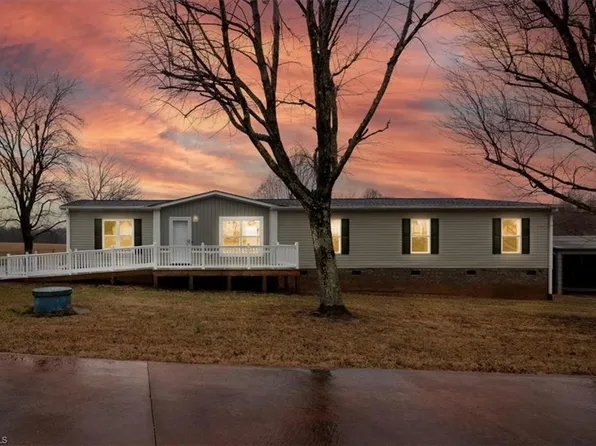 3437 Volunteer Rd, Pinnacle, NC 27043