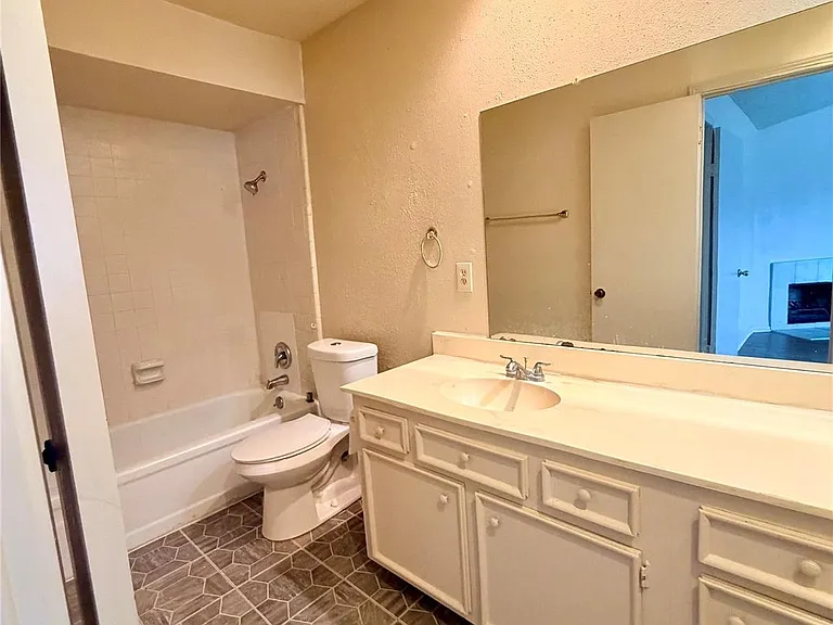 7700 Creekbend Dr #1 — Photo 19