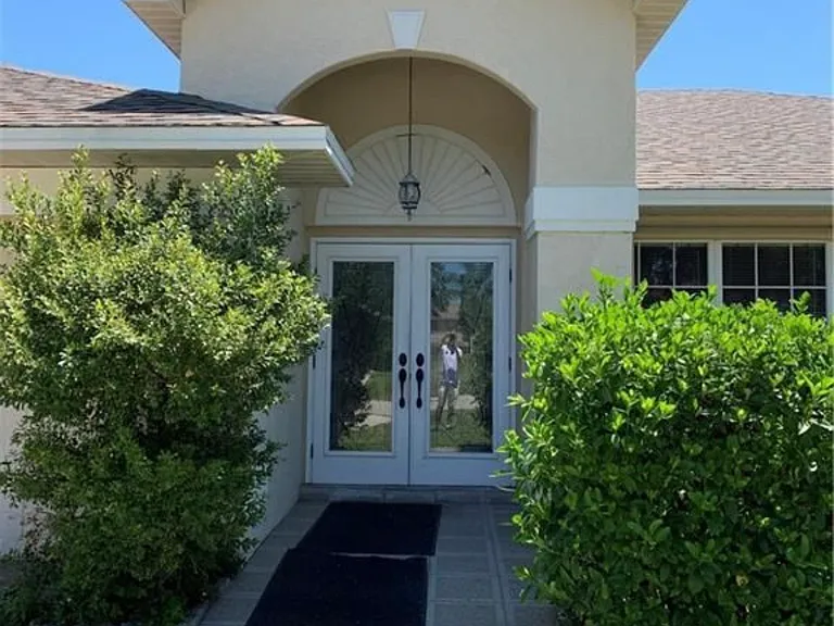 2111 SE 8th Pl — Photo 1