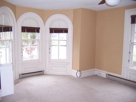 5th image of 555 Main St
