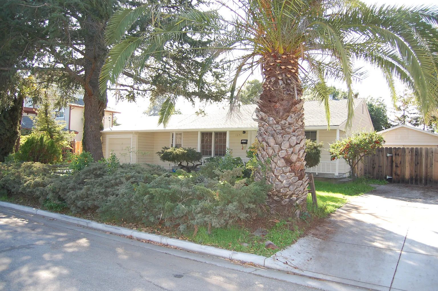 1371 Rosalia Ave photo 1
