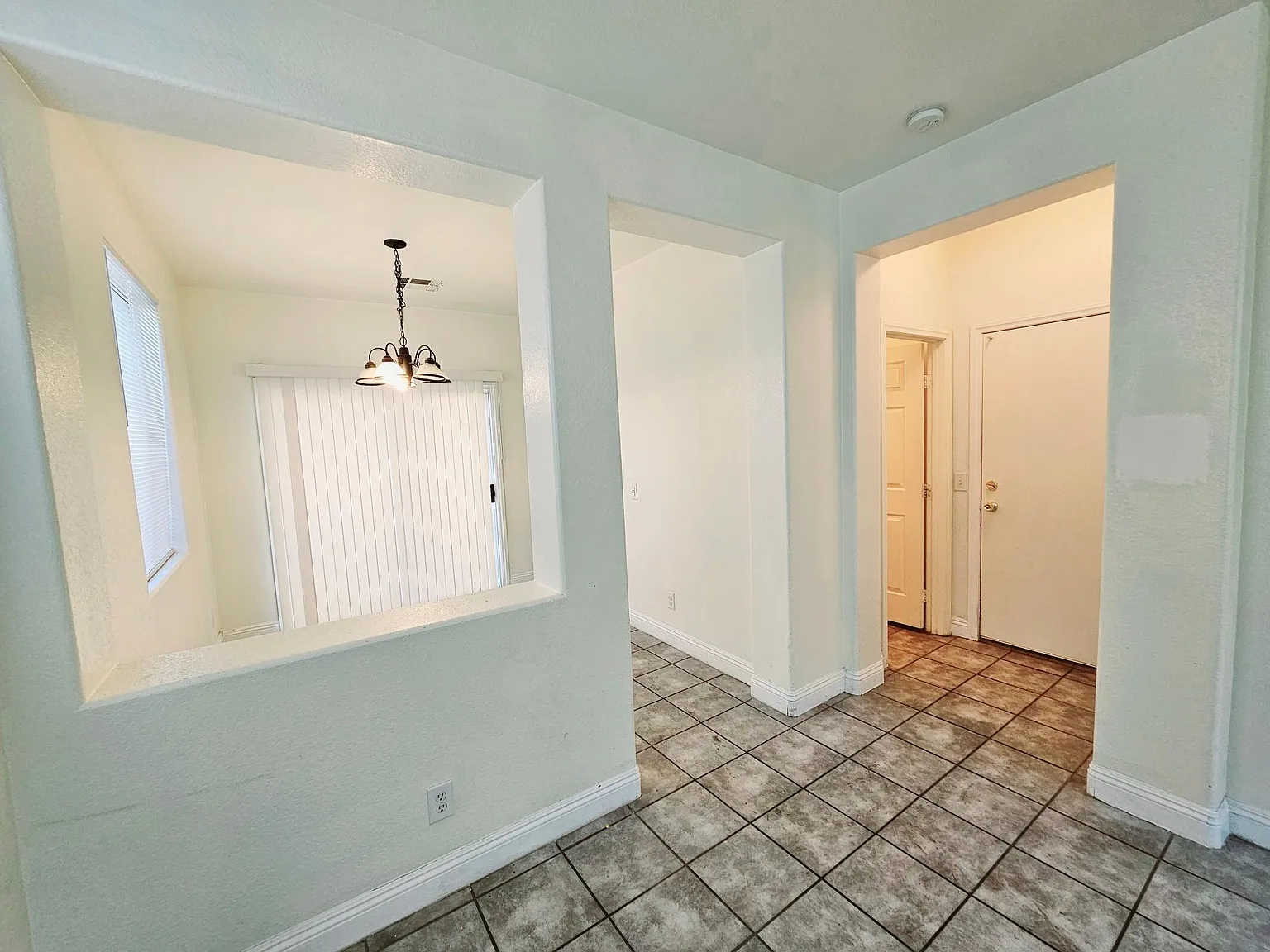 3 bed, 2.5 bath, 1308 sqft, $1,800 — Photo 3