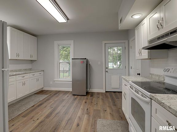 5th image of 210 E High St