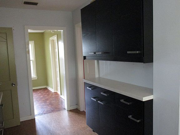 4th image of 619 NW 34th Pl