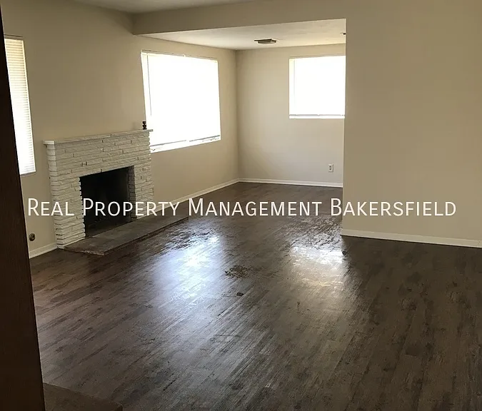 725 Castro Ln — Photo 2