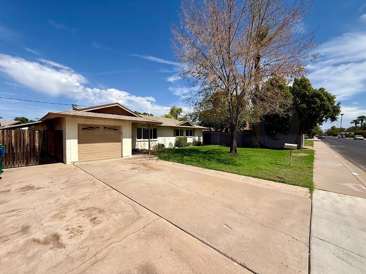 4 bed, 2.0 bath, 2081 sqft, $2,299 — Photo 3