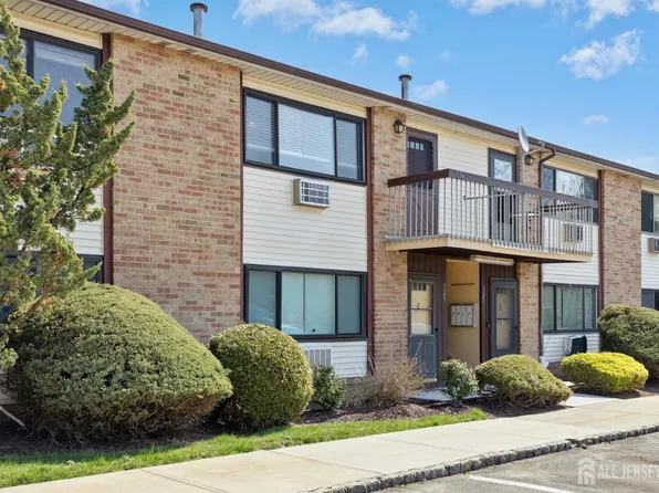 324 Cricket Ln, Woodbridge, NJ 07095