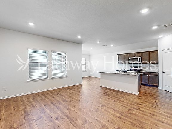 5th image of 957 English Dr