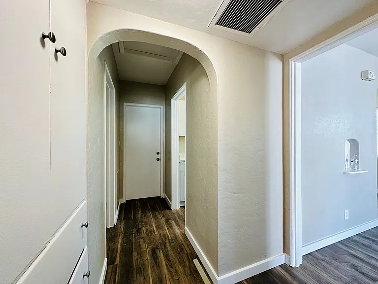1 Bedrooms Near U of A! Cottage Style Homes with Washer/Dryers and Renovated! — Photo 25