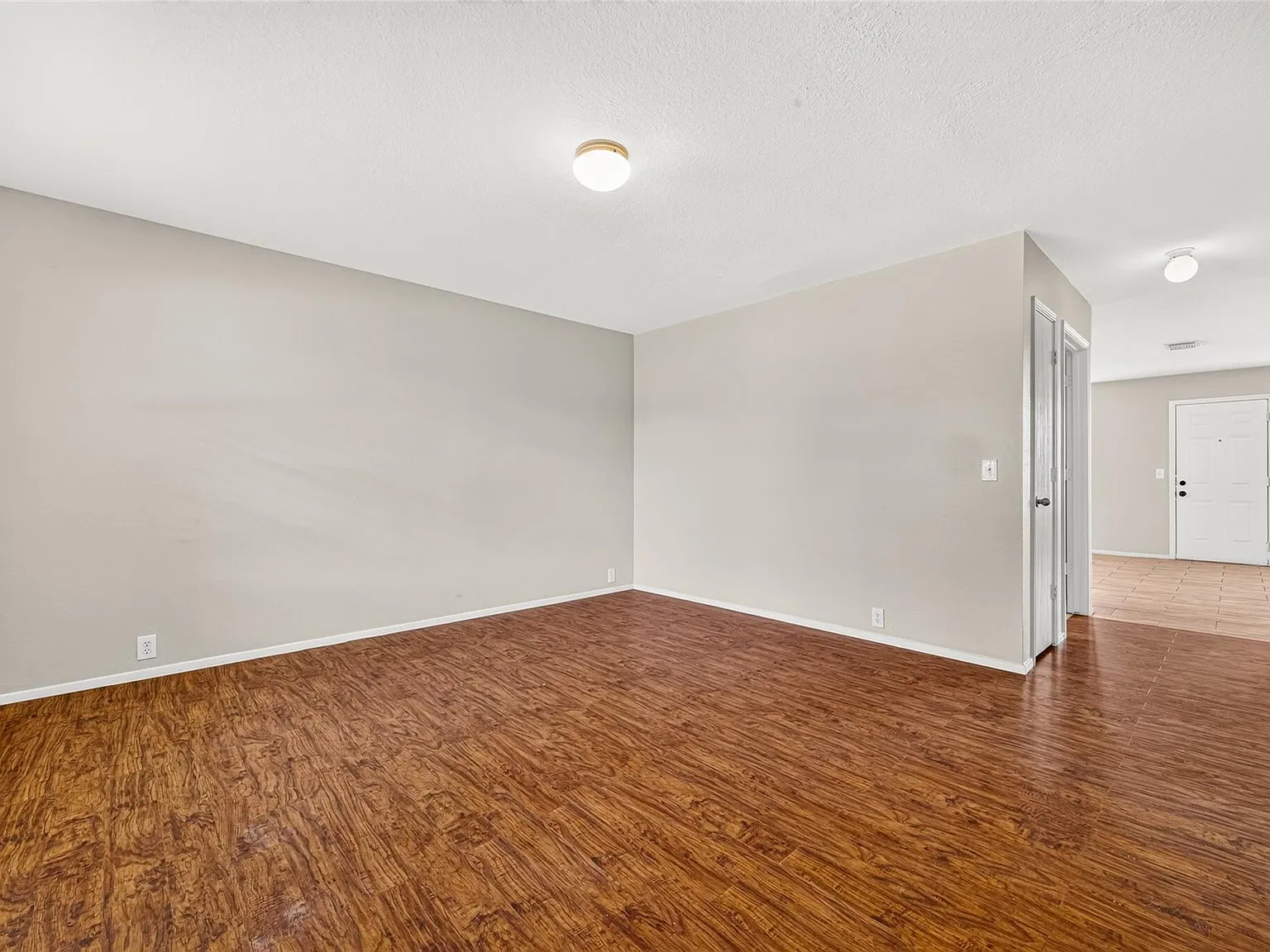 4 bed, 2.5 bath, 1947 sqft, $2,100 — Photo 4