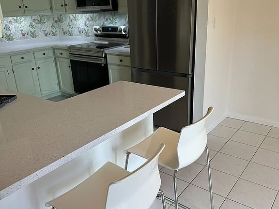 4th image of 601 Huntington Commons Rd #202