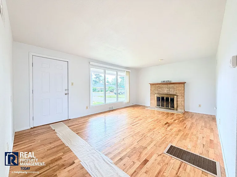 319 104th St E — Photo 3