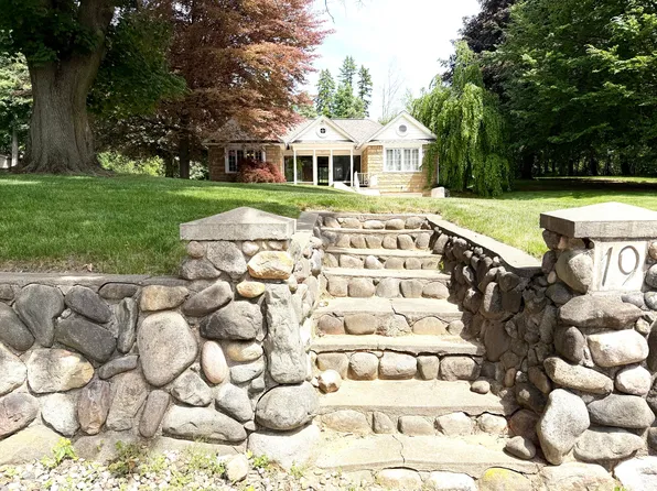 19 S Moorland Dr, Battle Creek, MI 49015