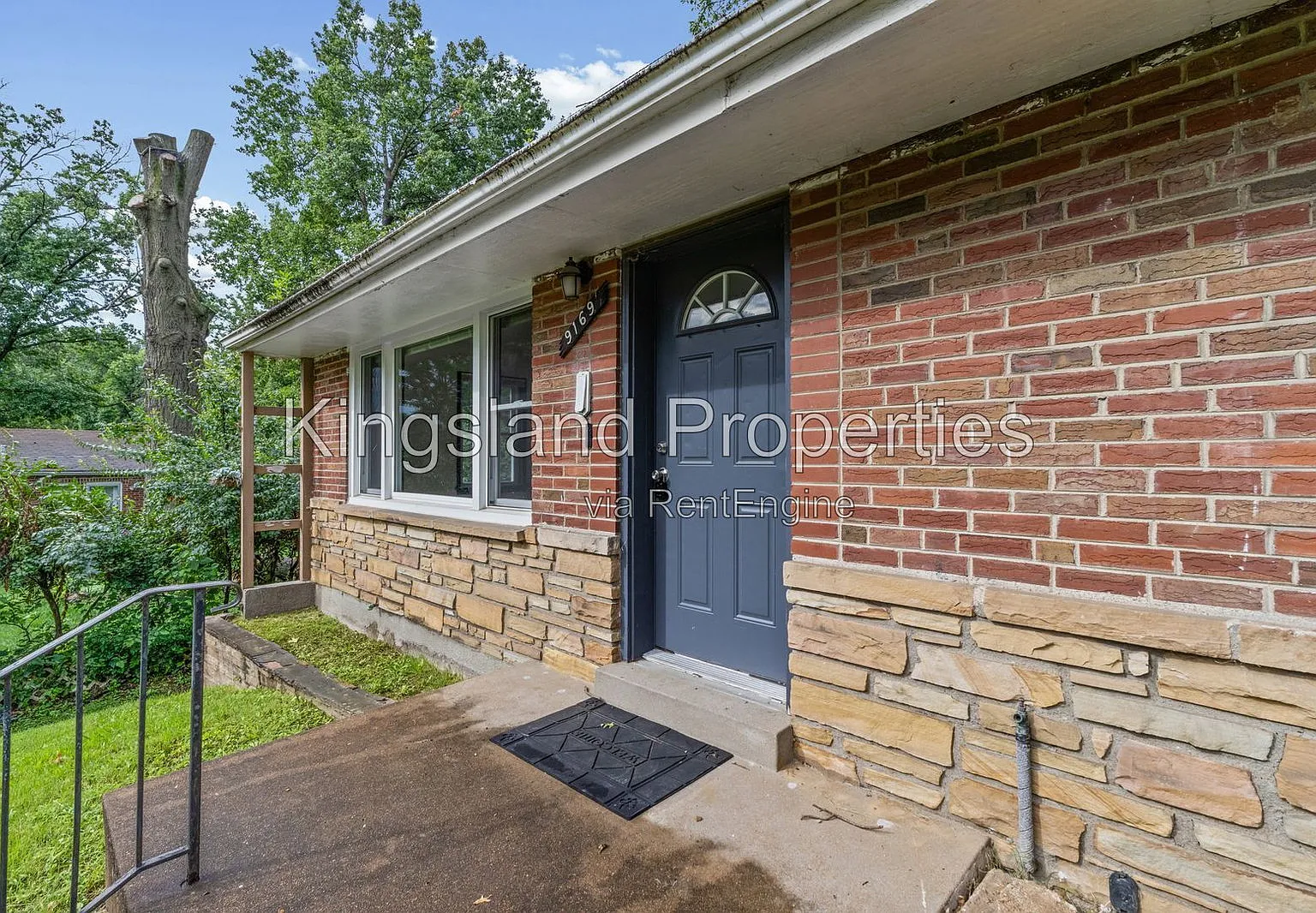 2 bed, 1.0 bath, 825 sqft, $1,200 — Photo 2