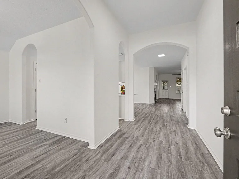 18314 Manorcliff Ln — Photo 3