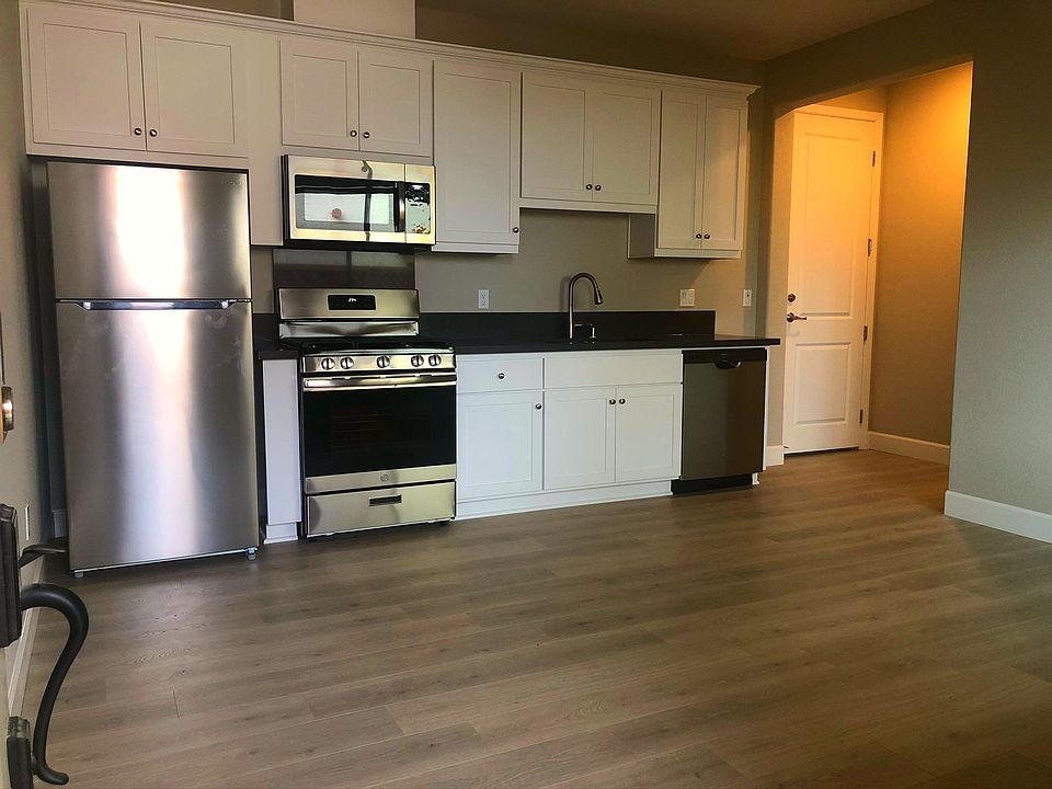 1st image of 623 W Warren Dr