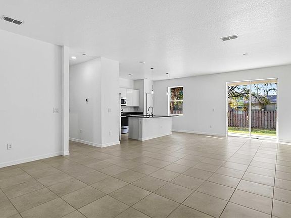 5th image of 4239 Belladonna Ave