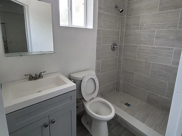734 SW 4th St #6 — Photo 13