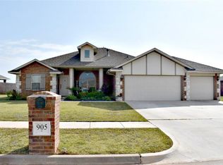 905 Hickory Stick Dr, Chickasha, OK 73018