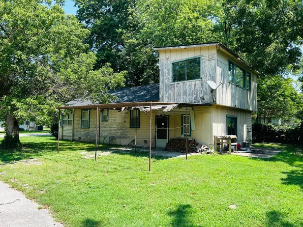 228 W Myrtle Street, Aurora, MO 65605