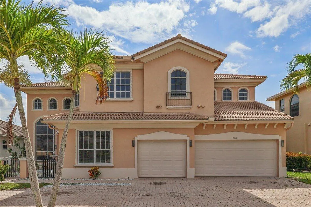 5 bed, 4.0 bath, 4267 sqft, $8,500 — Photo 2