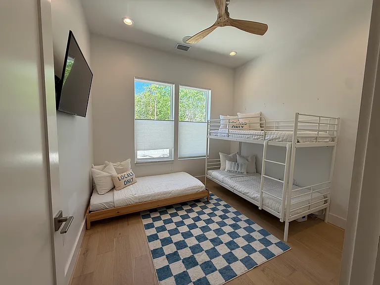134 E Georgie St — Photo 15