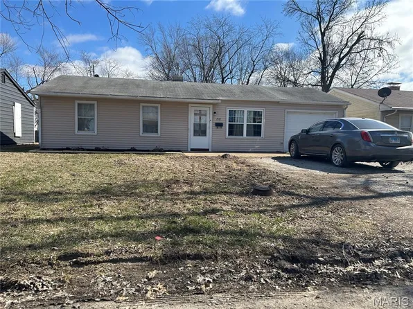 718 Saint Martin Dr, Cahokia, IL 62206