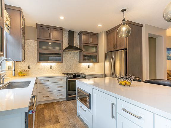 Fully remodeled chef''s kitchen with large island and quartz countertops