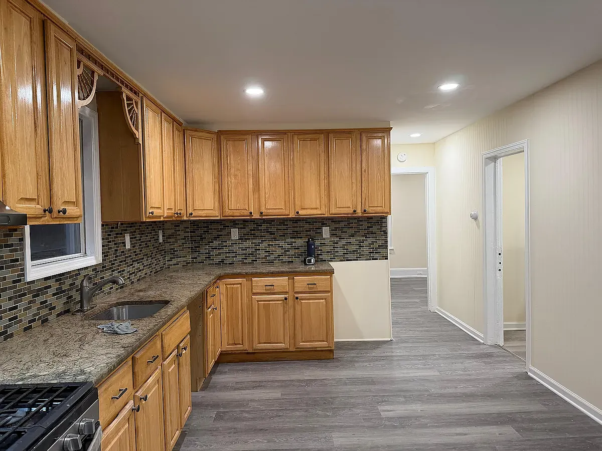 Building Photo - 208 E 16th St #1