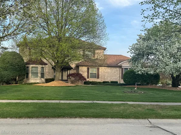 5242 Cardinal Dr, Troy, MI 48098