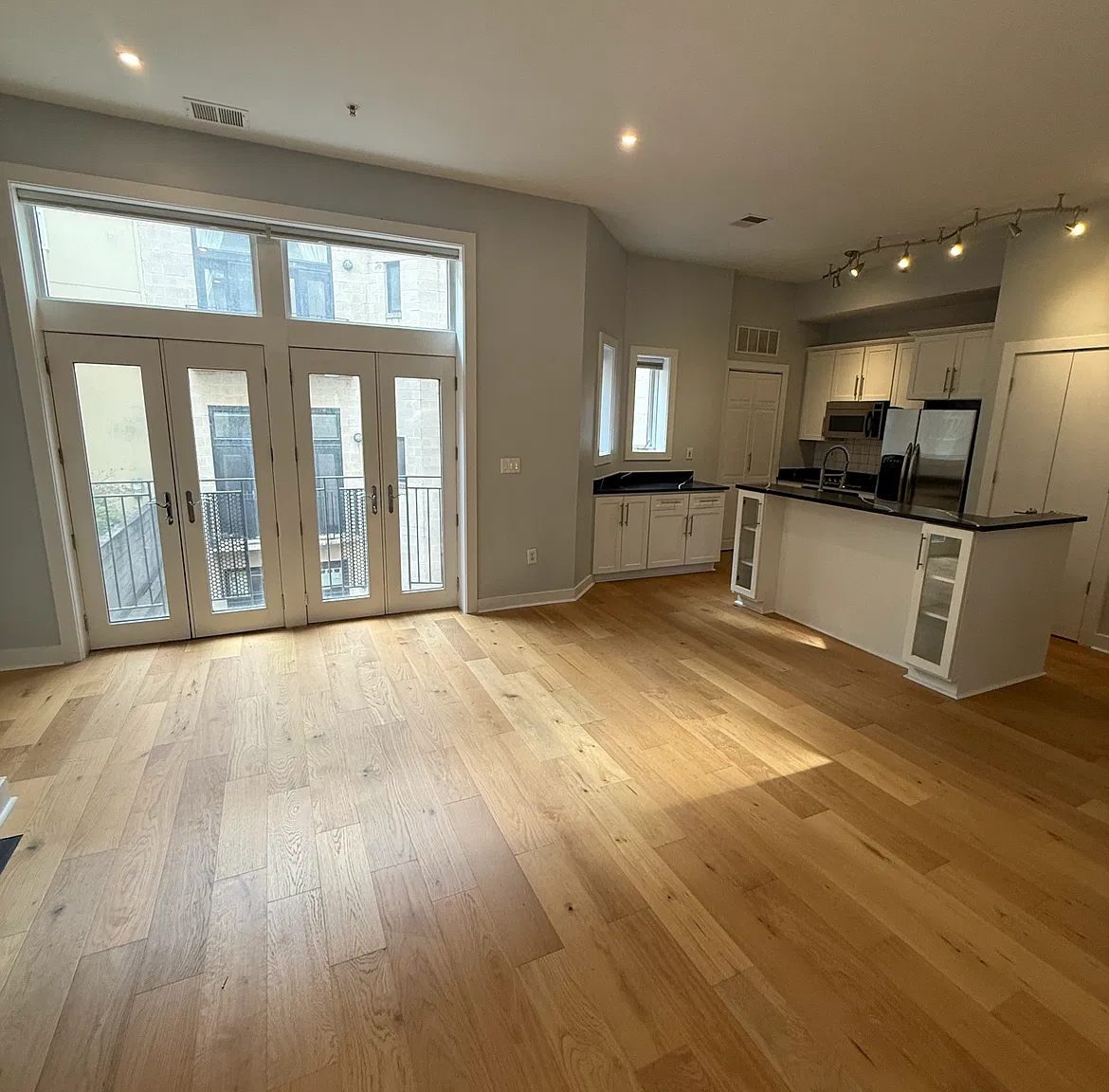 2 bed, 985 sqft, $4,200 — Photo 2