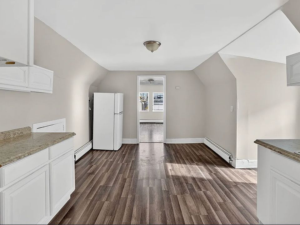 1st image of 107 Brown Pl Floor 3