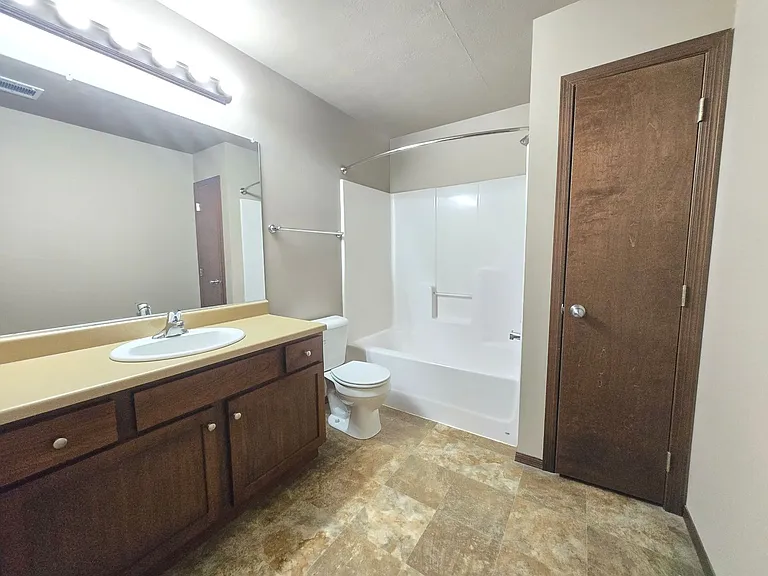 PRAIRIE POINTE APARTMENTS — Photo 21