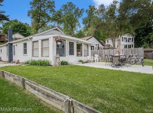821 Sunrise Park St E, Howell, MI 48843