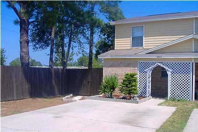Lovely 2-story END unit in Fort Walton Beach