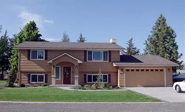 8415 W Bell St photo 1