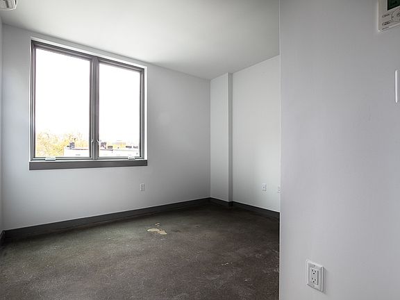 5th image of 410 Tompkins Ave #3R