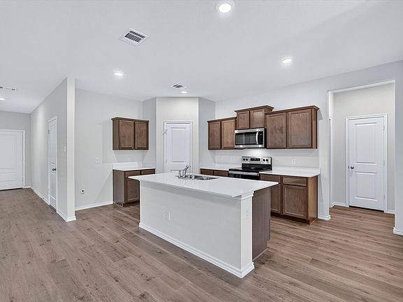 4th image of 906 Shear Dr