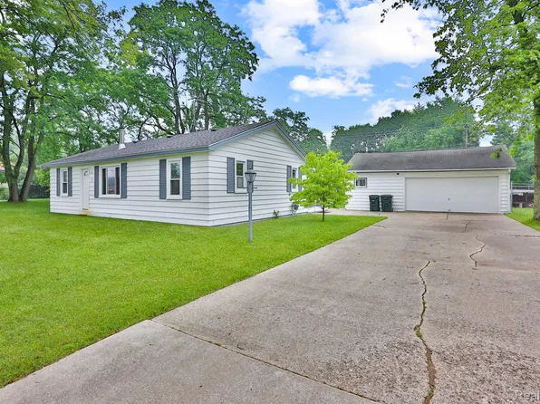 601 Pine Tree Rd, Lake Orion, MI 48362