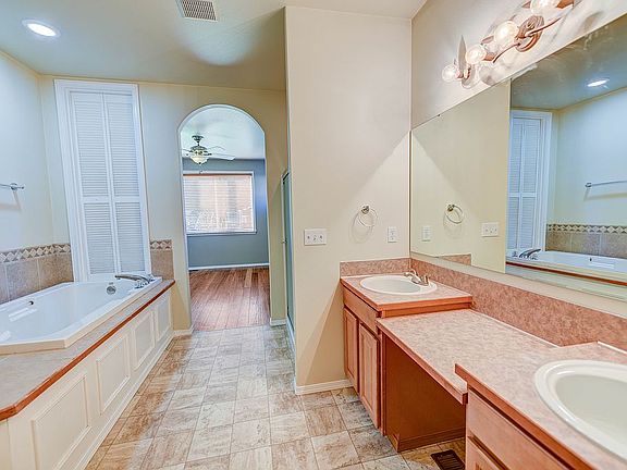 Master bath with soaking tub