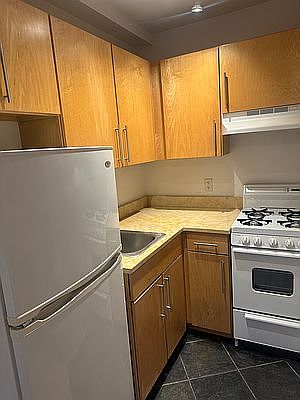 4th image of 410 W 48th St #34