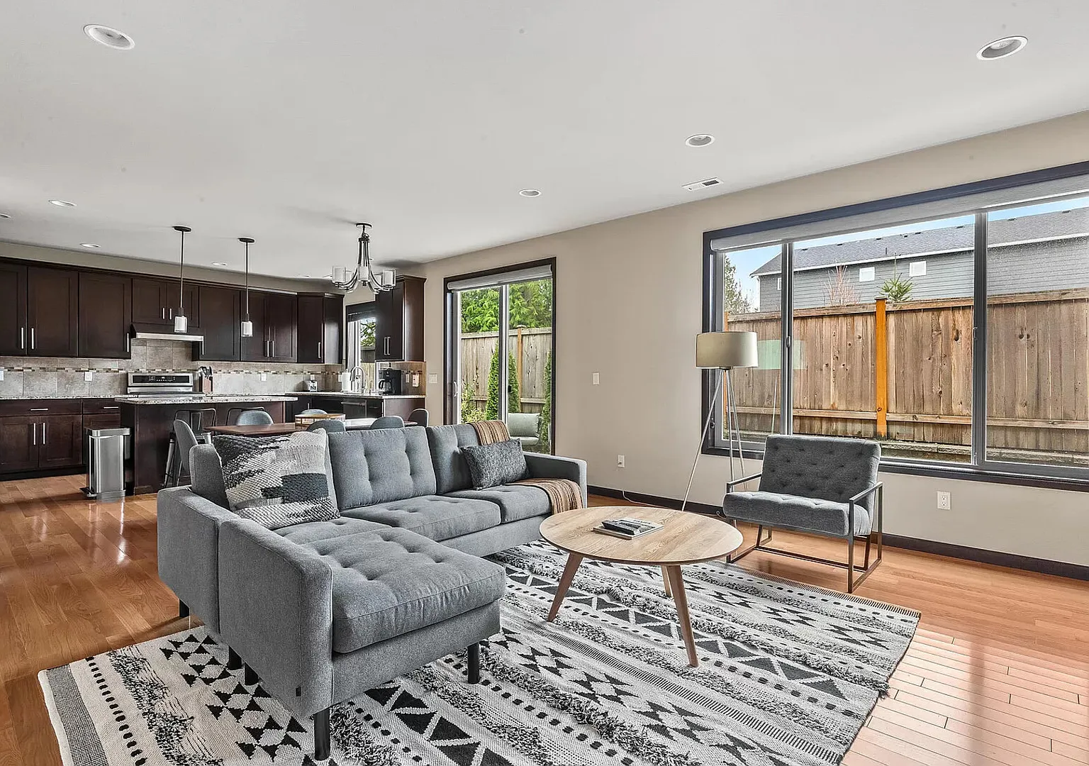 Beautiful And Pristine Home In Prime Lynnwood Location — Photo 3